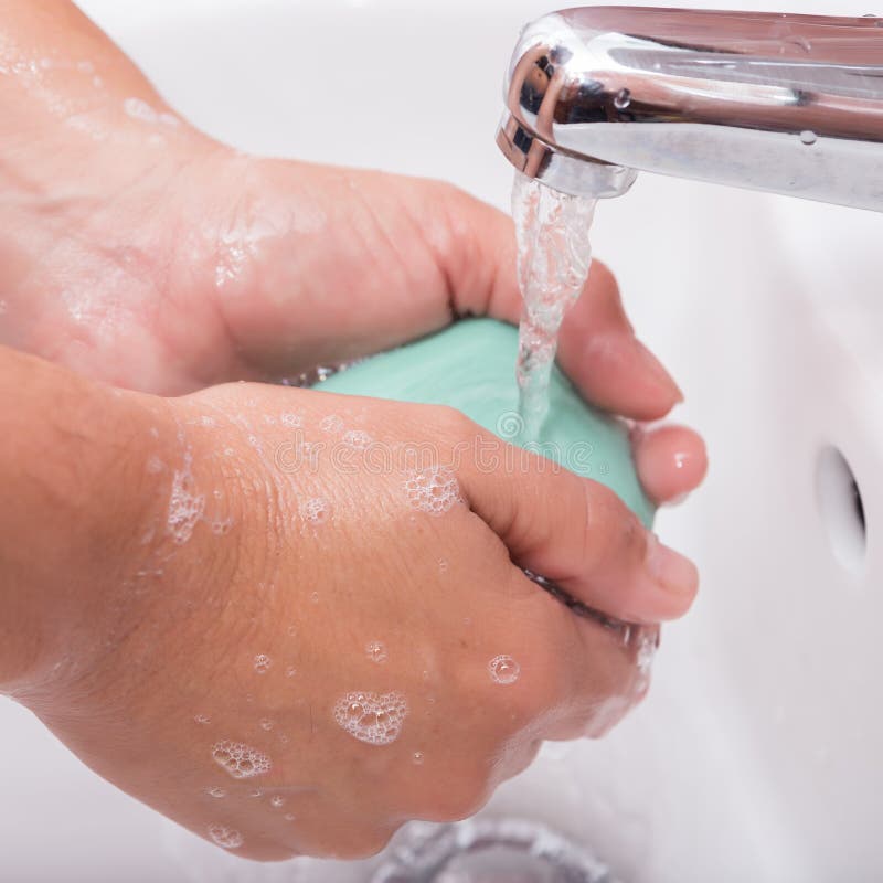 Waschende Hände mit Seife und Wasser