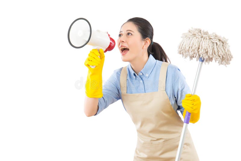 Waschender Boden der Reinigungsfrau mit Mopp lizenzfreie stockfotos Waschender Boden der Reinigungsfrau mit Mopp lizenzfreie stockfotos