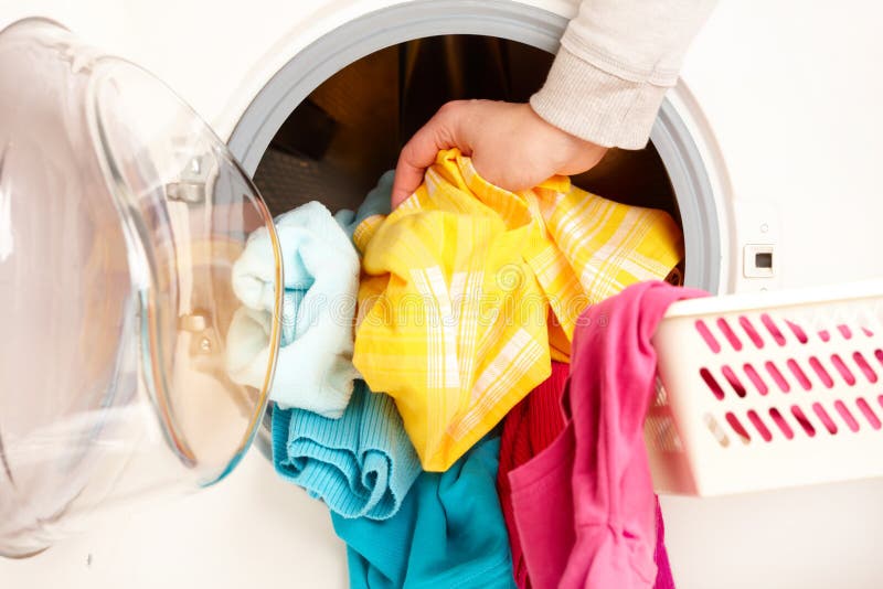 Waschmaschine mit bunter Kleidung lizenzfreies stockfoto