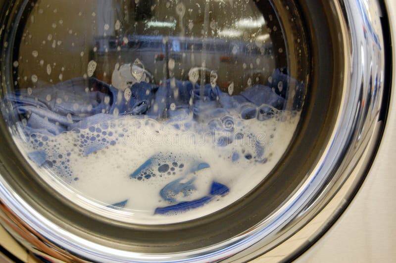 Waschsalonwaschmaschine stockbild