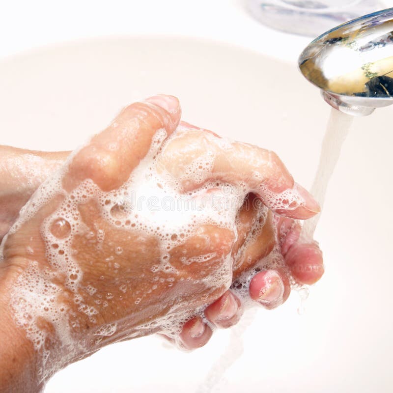 Žena umýva ruky mydlom a vodou.