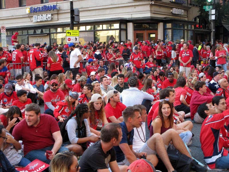 Washington Capitals Fans Waiting Outside immagini stock libere da diritti Washington Capitals Fans Waiting Outside immagini stock libere da diritti