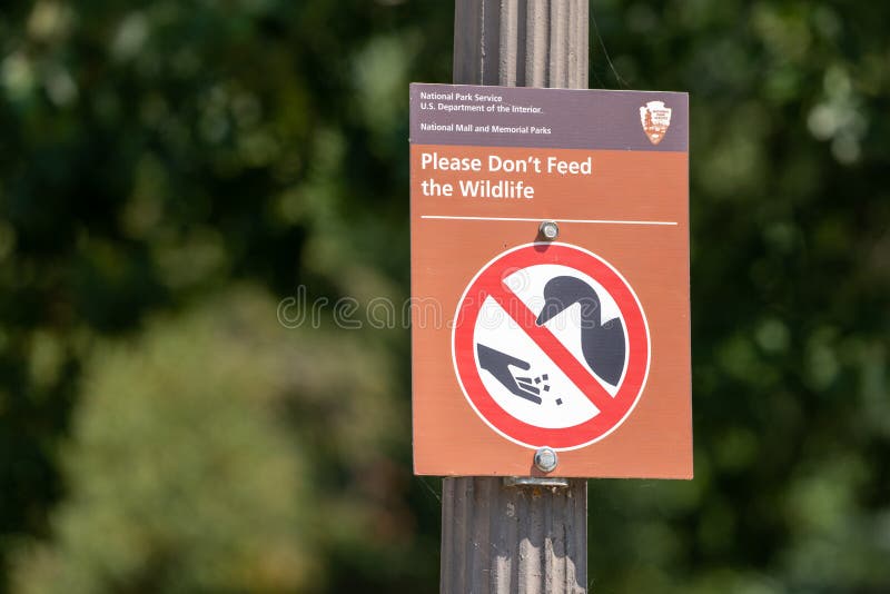 Sign from the National Park Service reminds tourists not to feed the wildlife