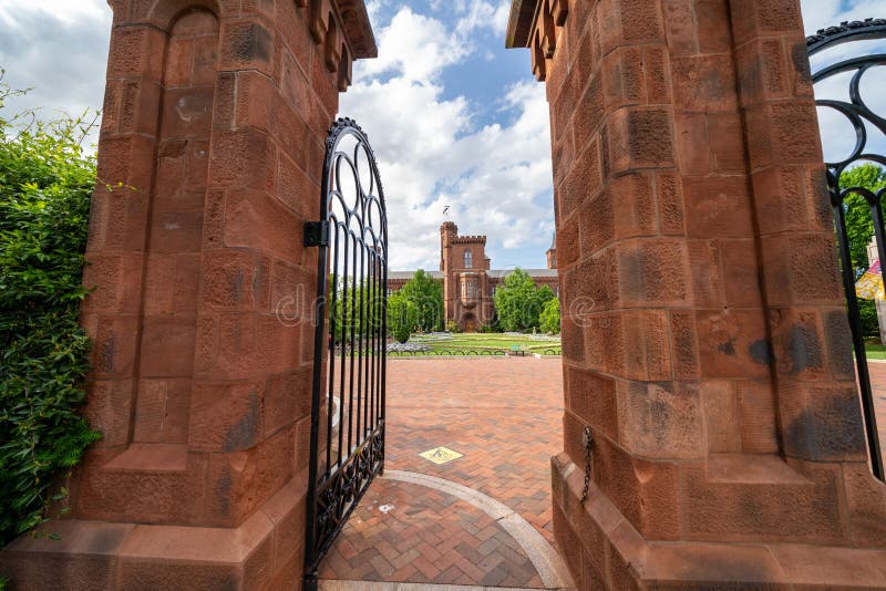 Washington, DC - 9 de mayo de 2019: Puerta exterior de la entrada a Enid Haupt Garden y el castillo de Smithsonian en el National foto de archivo Washington, DC - 9 de mayo de 2019: Puerta exterior de la entrada a Enid Haupt Garden y el castillo de Smithsonian en el National foto de archivo