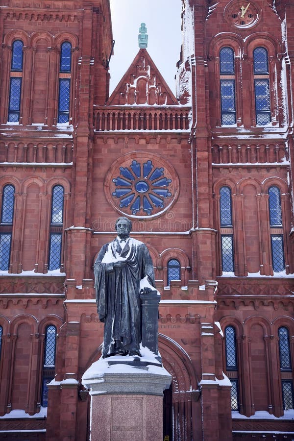 Washington DC de Smithsonian da neve da estátua de Smithson imagem de stock Washington DC de Smithsonian da neve da estátua de Smithson imagem de stock