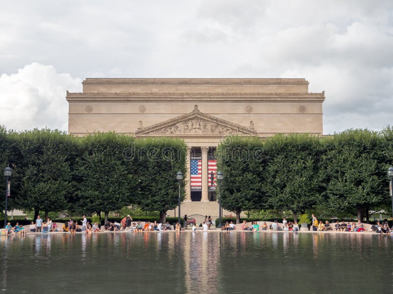 Washington DC District of Columbia [Förenta staterna USA, nationell arkivmuseumsikt från springbrunnen för konstskulpturträdgårde royaltyfri foto Washington DC District of Columbia [Förenta staterna USA, nationell arkivmuseumsikt från springbrunnen för konstskulpturträdgårde royaltyfri foto