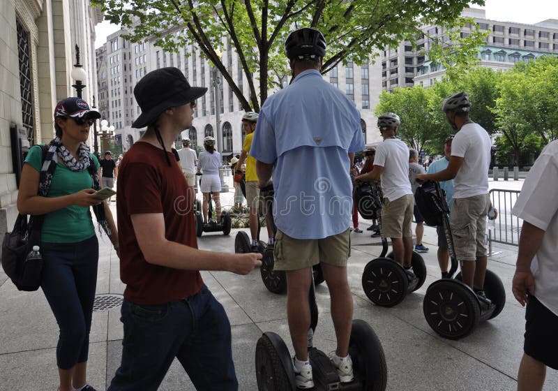 Washington DC, il 4 luglio 2017: Giro turistico che guida Segway da Washington District di Colombia U.S.A. immagini stock Washington DC, il 4 luglio 2017: Giro turistico che guida Segway da Washington District di Colombia U.S.A. immagini stock