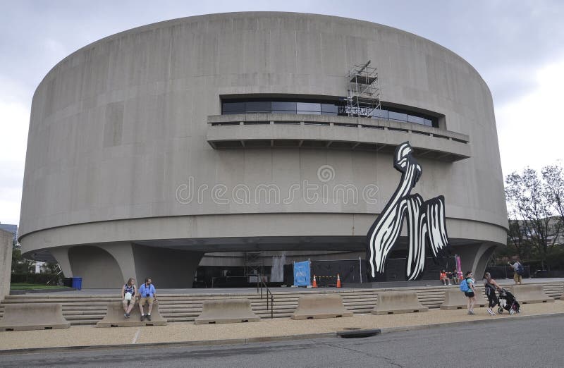 Washington DC, le 5 août : Bâtiment de musée de Hirshhorn de Washington District de Colombie photographie stock libre de droits Washington DC, le 5 août : Bâtiment de musée de Hirshhorn de Washington District de Colombie photographie stock libre de droits