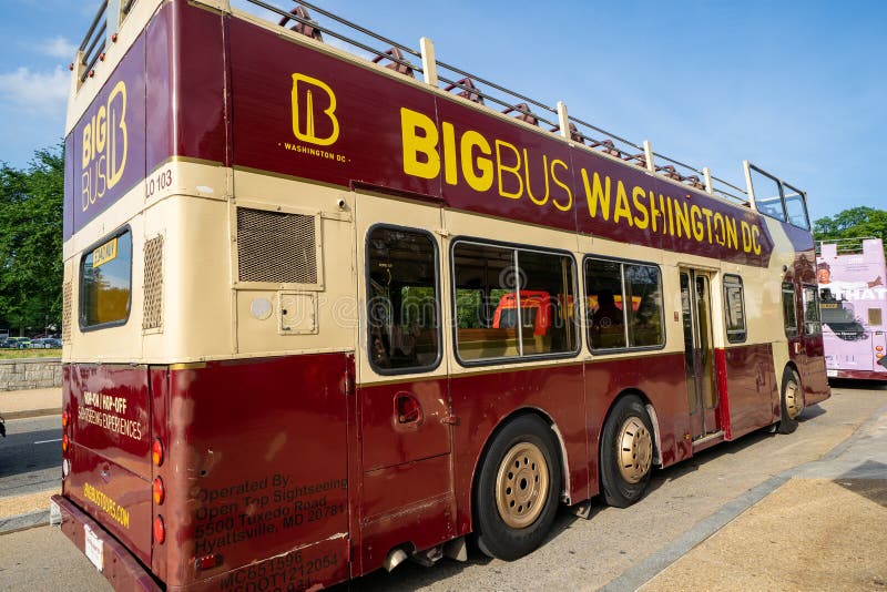 Washington DC - Maj 9, 2019: En stor bussWashington DCflygtur p?, flygtur turnerar av bussen som parkeras n?ra National Mall, erb royaltyfri fotografi Washington DC - Maj 9, 2019: En stor bussWashington DCflygtur p?, flygtur turnerar av bussen som parkeras n?ra National Mall, erb royaltyfri fotografi