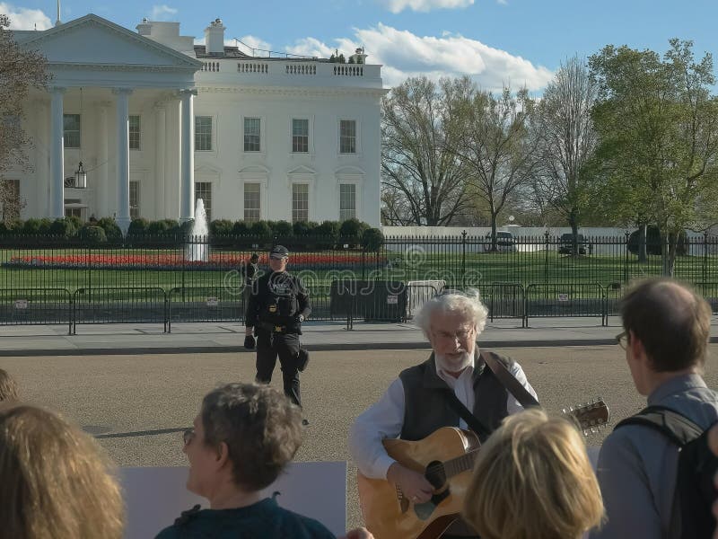 WASHINGTON, DC, USA - April, 4, 2017: Protestierender, die außerhalb des weißen Hauses in Washington singen stockbild WASHINGTON, DC, USA - April, 4, 2017: Protestierender, die außerhalb des weißen Hauses in Washington singen stockbild