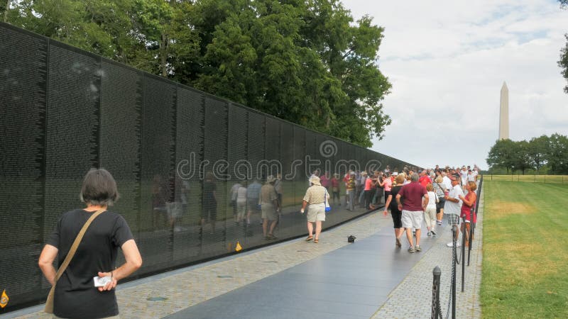 WASHINGTON DC, USA - SEPTEMBER 9, 2015: besökare på den Vietnam minnesmärken i washington arkivbild WASHINGTON DC, USA - SEPTEMBER 9, 2015: besökare på den Vietnam minnesmärken i washington arkivbild