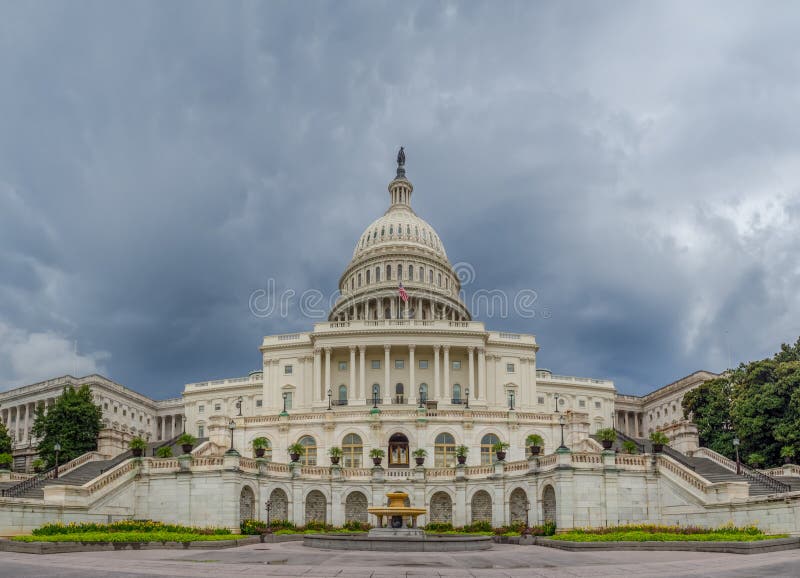 Washington DC, Περιοχή της Κολούμπια [Ηνωμένο ΗΠΑ Capitol κτήριο, σκιερός νεφελώδης καιρός πρίν βρέχει, faling σούρουπο στοκ εικόνα με δικαίωμα ελεύθερης χρήσης Washington DC, Περιοχή της Κολούμπια [Ηνωμένο ΗΠΑ Capitol κτήριο, σκιερός νεφελώδης καιρός πρίν βρέχει, faling σούρουπο στοκ εικόνα με δικαίωμα ελεύθερης χρήσης