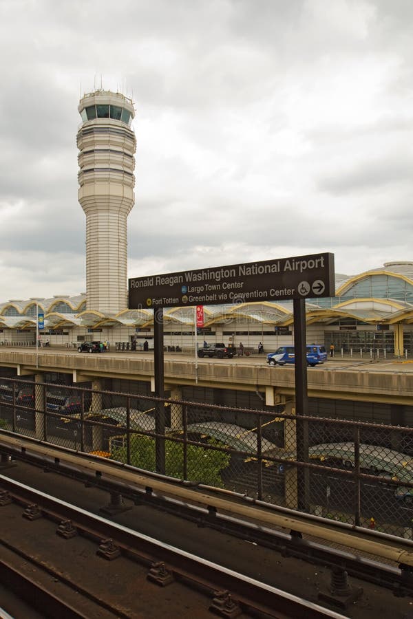 Washington DCtunnelbanatecken på den Ronald Reagan National flygplatsen arkivfoton Washington DCtunnelbanatecken på den Ronald Reagan National flygplatsen arkivfoton