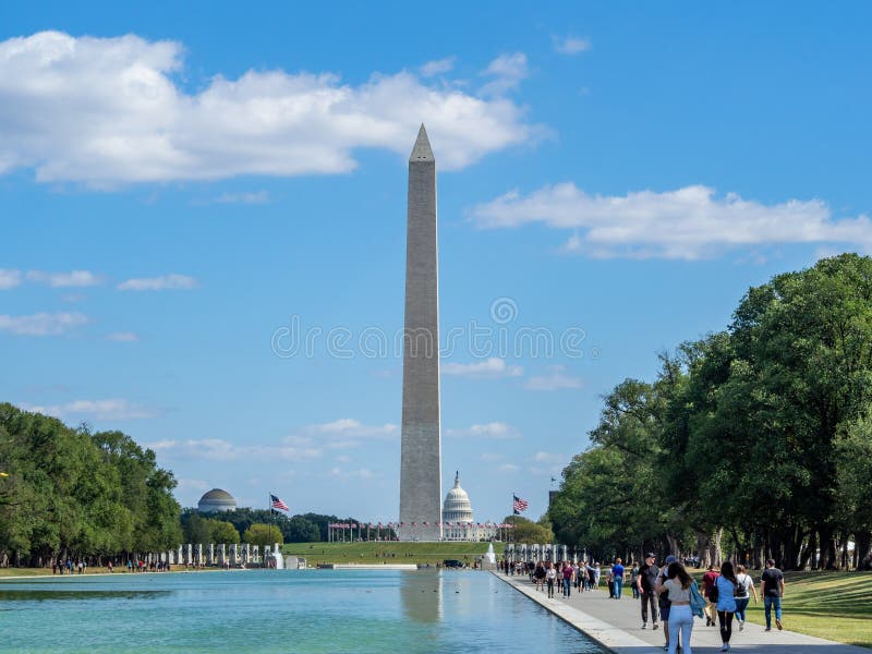Washington, District of Columbia, Verenigde Staten - Washington monument park, nationaal winkelcentrum, Amerikaanse vlaggen en Am