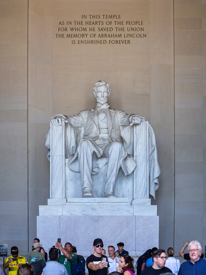 Washington, District of Columbia, Verenigde Staten van Amerika: [ Abraham Lincoln Memorial en zijn standbeeld in de Griekse kolom royalty-vrije stock foto Washington, District of Columbia, Verenigde Staten van Amerika: [ Abraham Lincoln Memorial en zijn standbeeld in de Griekse kolom royalty-vrije stock foto