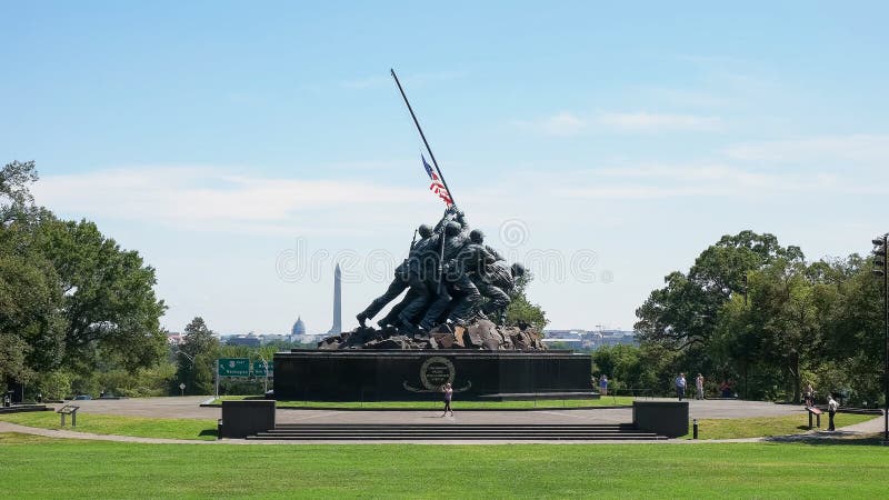 WASHINGTON, DISTRICT DE COLUMBIA, ETATS-UNIS 11 SEPTEMBRE 2015 : vue large du mémorial d'Iwo Jima, Washington photo stock WASHINGTON, DISTRICT DE COLUMBIA, ETATS-UNIS 11 SEPTEMBRE 2015 : vue large du mémorial d'Iwo Jima, Washington photo stock