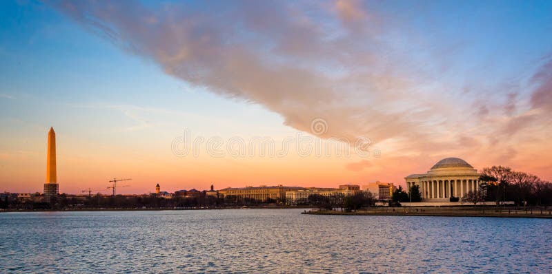 Washington Monument e Thomas Jefferson Memorial no por do sol, fotografia de stock Washington Monument e Thomas Jefferson Memorial no por do sol, fotografia de stock