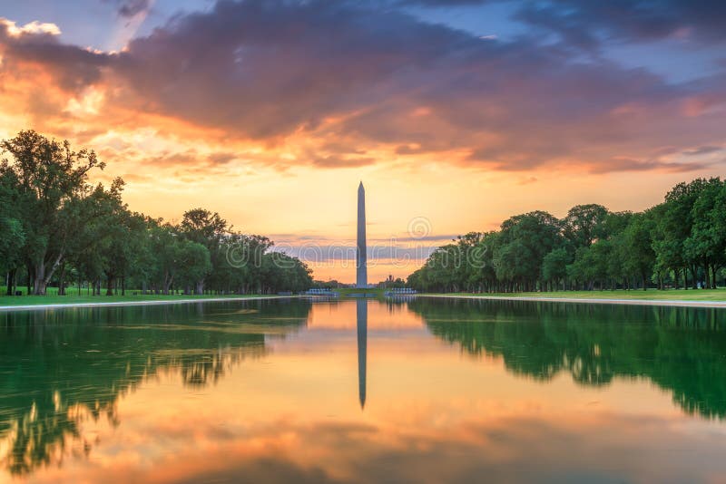 Washington Monument en la piscina de reflejo en Washington, D C