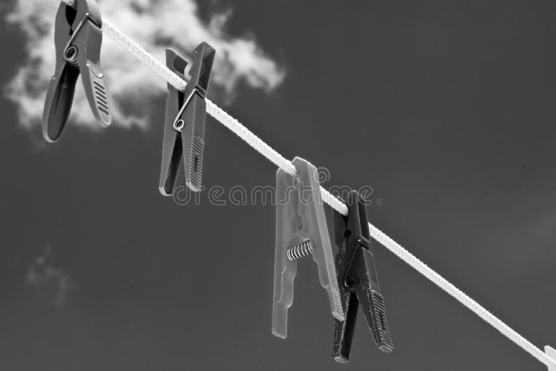 Wasknijper met bewolkte hemel stock afbeelding Wasknijper met bewolkte hemel stock afbeelding