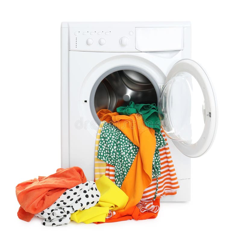 Wasmachine met kleurrijke kleding geïsoleerd op wit stock foto's