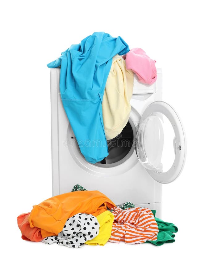 Wasmachine met kleurrijke kleding geïsoleerd op wit royalty-vrije stock afbeeldingen