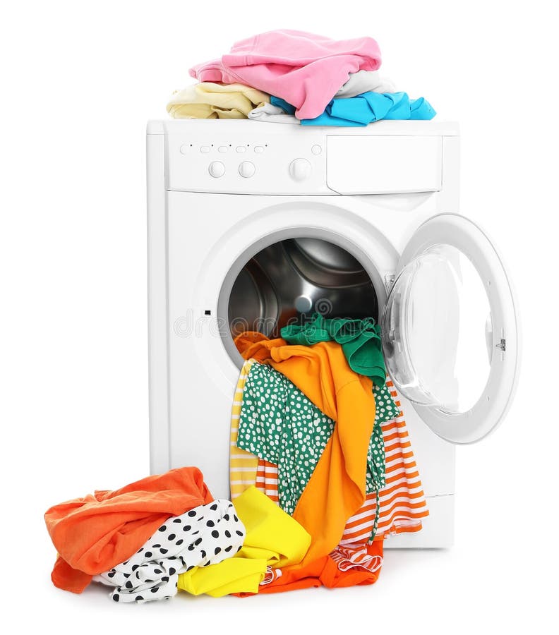 Wasmachine met kleurrijke kleding geïsoleerd op wit stock afbeeldingen