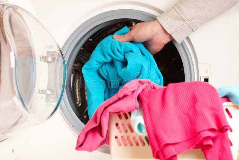 Wasmachine met kleurrijke kleding stock fotografie