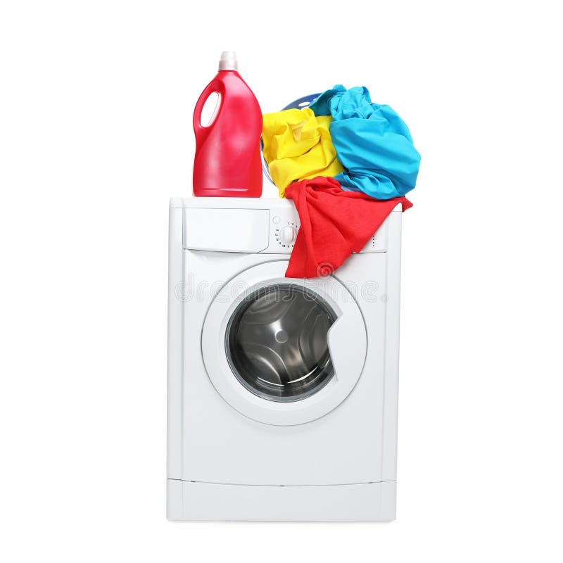 Wasmachine, wasmiddel en kleurrijke kleding geïsoleerd op wit stock foto's