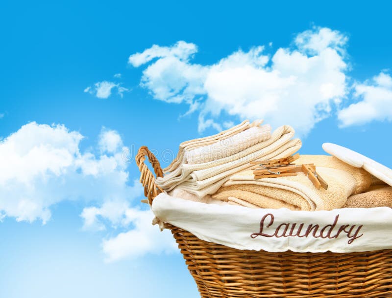 Wasmand met handdoeken royalty-vrije stock foto Wasmand met handdoeken royalty-vrije stock foto