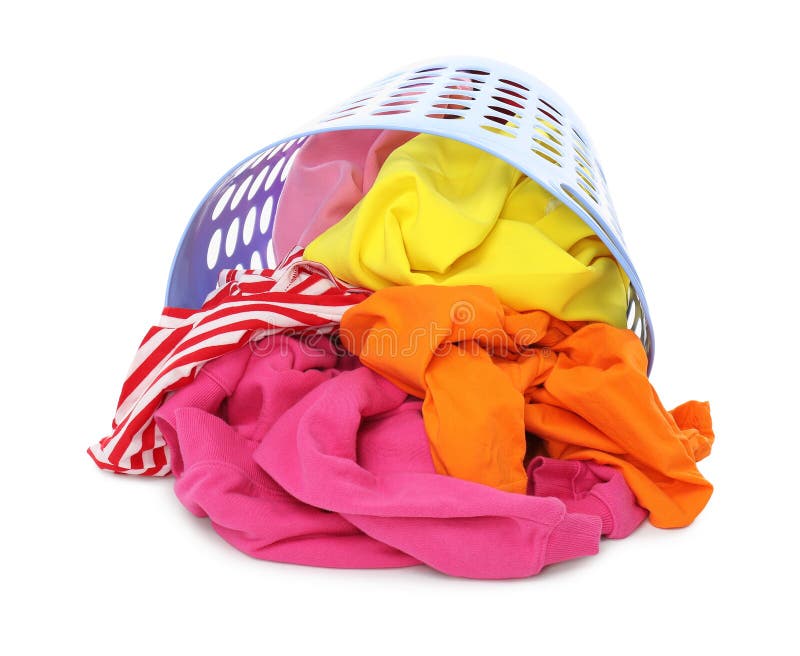 Wasmand met kleurrijke kleding, geïsoleerd op wit stock fotografie