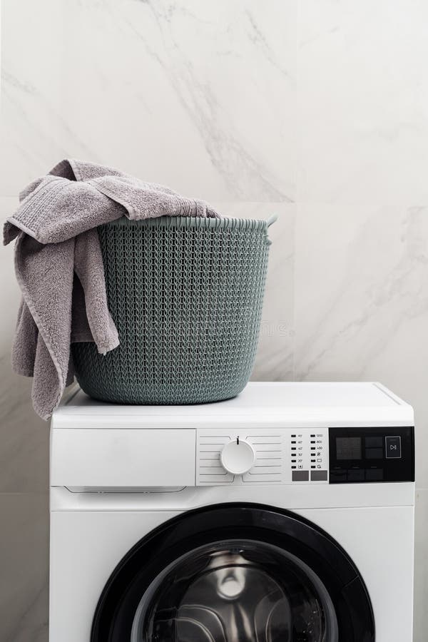 Zuigeling Ophef Ijver Wasmand Op Automatische Wasmachine in Badkamer Stock Afbeelding - Image of  wasserij, vertoning: 211348973
