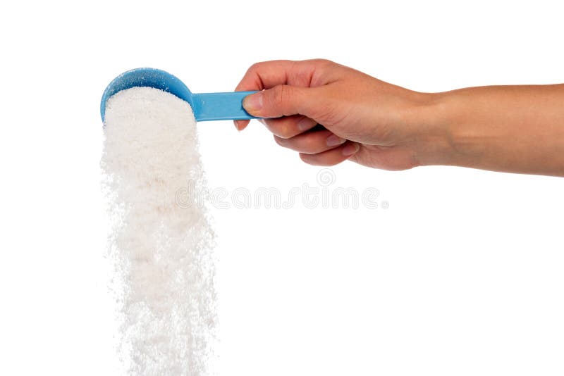 Wasmiddel met maatbeker in de hand stock foto