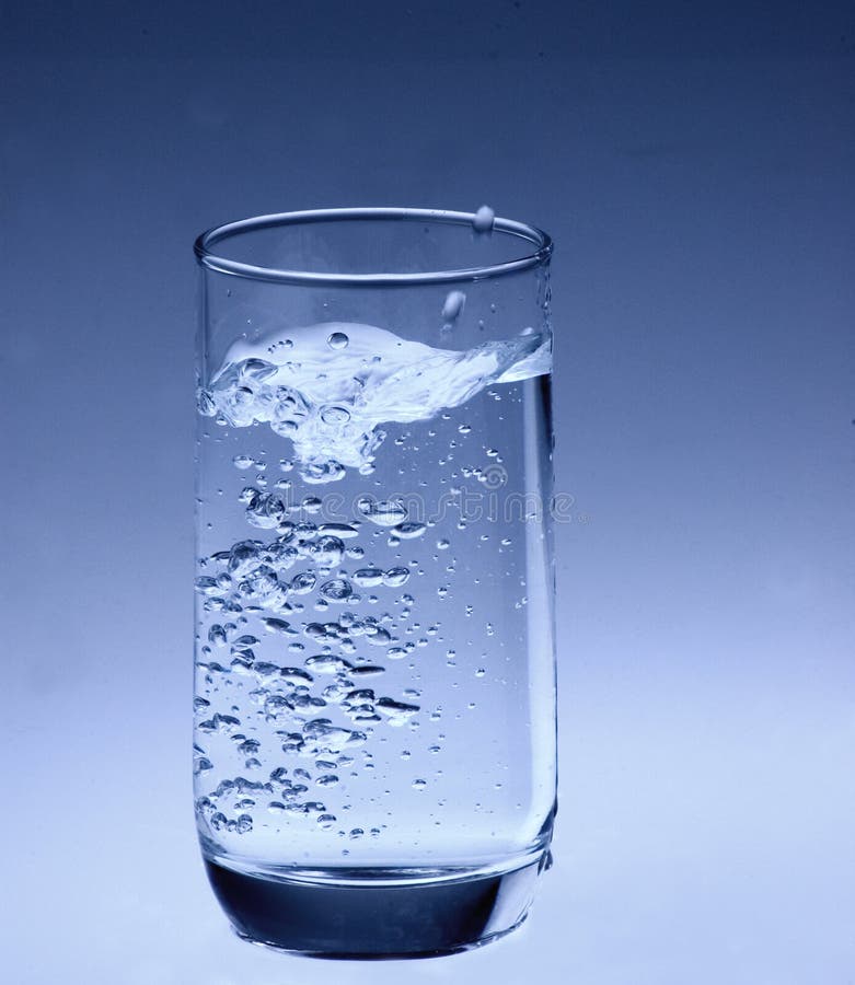 Wasser, Das In Einem Glas Spritzt Stockfoto - Bild von spritzt, wasser