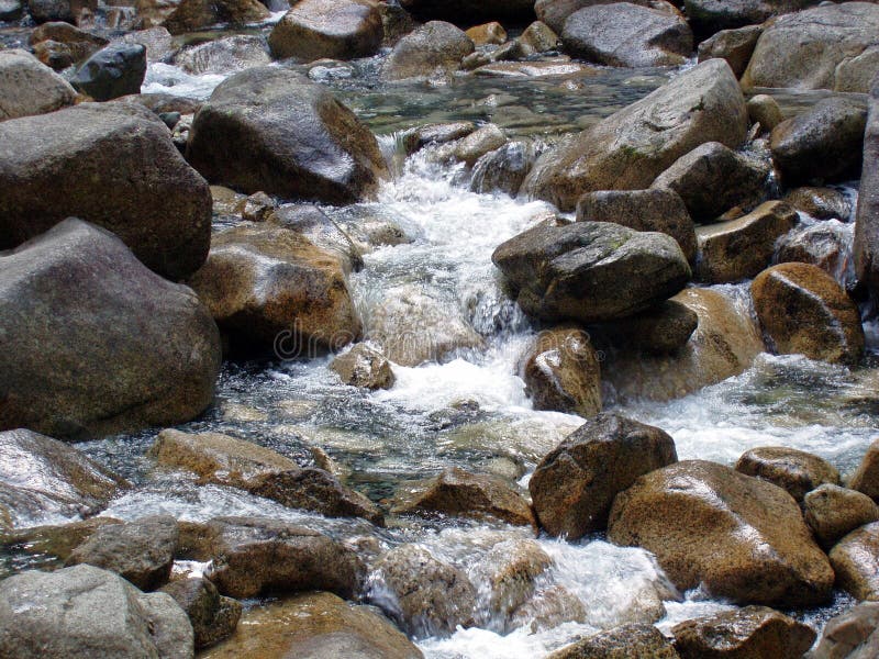 Wasser fällt, spritzend hinunter die Felsen mit seiner natürlichen Ansicht stockfotos Wasser fällt, spritzend hinunter die Felsen mit seiner natürlichen Ansicht stockfotos