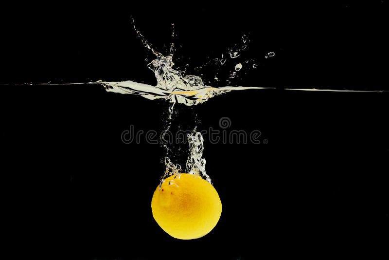 In Wasser mit Spritzen tief fallen lizenzfreie stockfotos