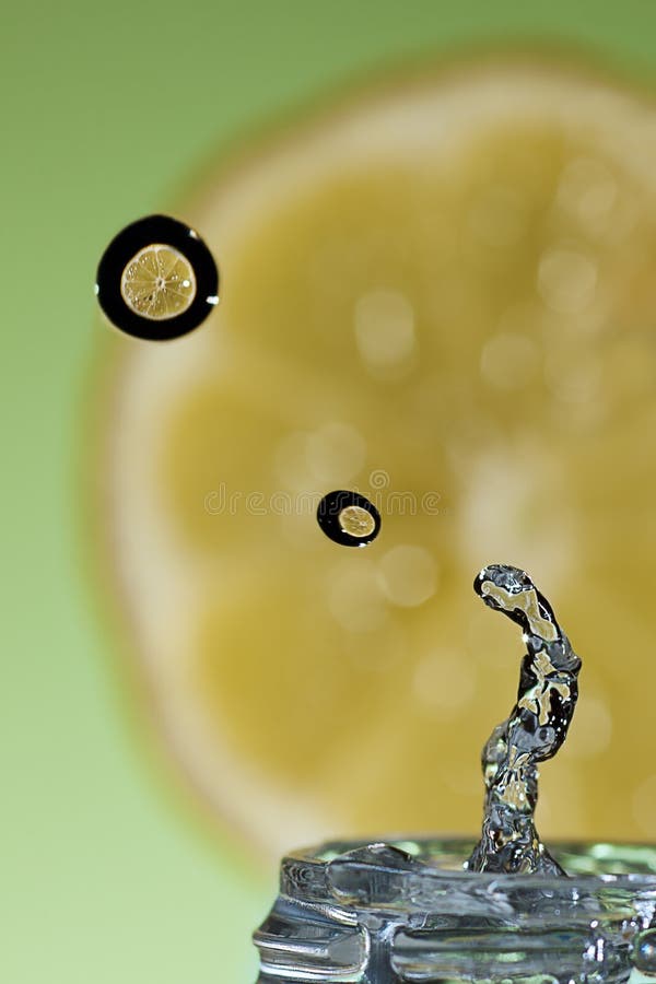 Wasser mit Zitronenaroma stockbild. Bild von fallen, frische - 46695197