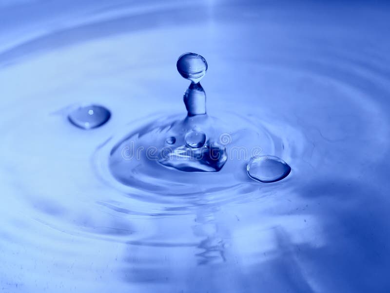Wasser-Tropfen, blaue Oberfläche lizenzfreies stockbild Wasser-Tropfen, blaue Oberfläche lizenzfreies stockbild