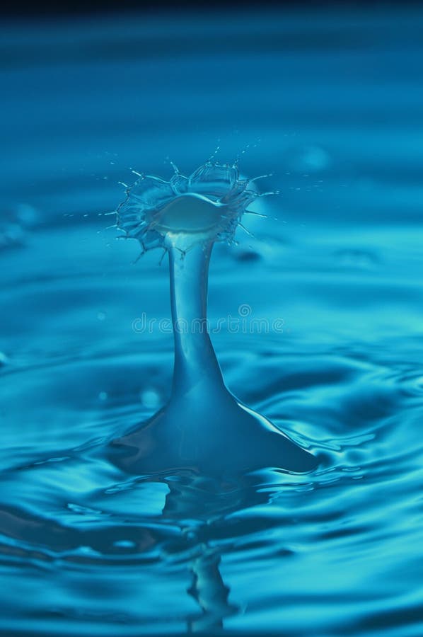 Wasser-Tropfen-Zusammenstoß lizenzfreies stockbild Wasser-Tropfen-Zusammenstoß lizenzfreies stockbild