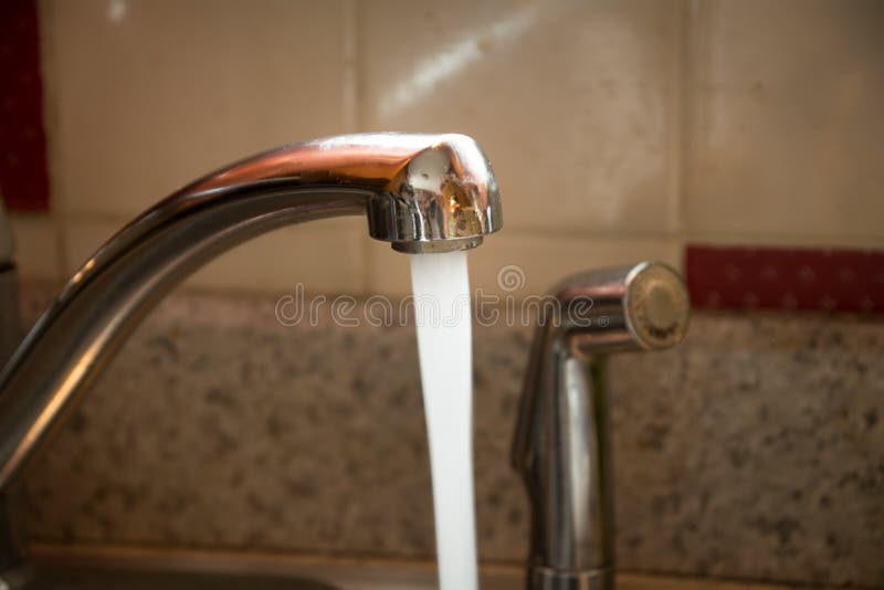 Wasser von einem laufenden Hahn lizenzfreie stockfotografie Wasser von einem laufenden Hahn lizenzfreie stockfotografie