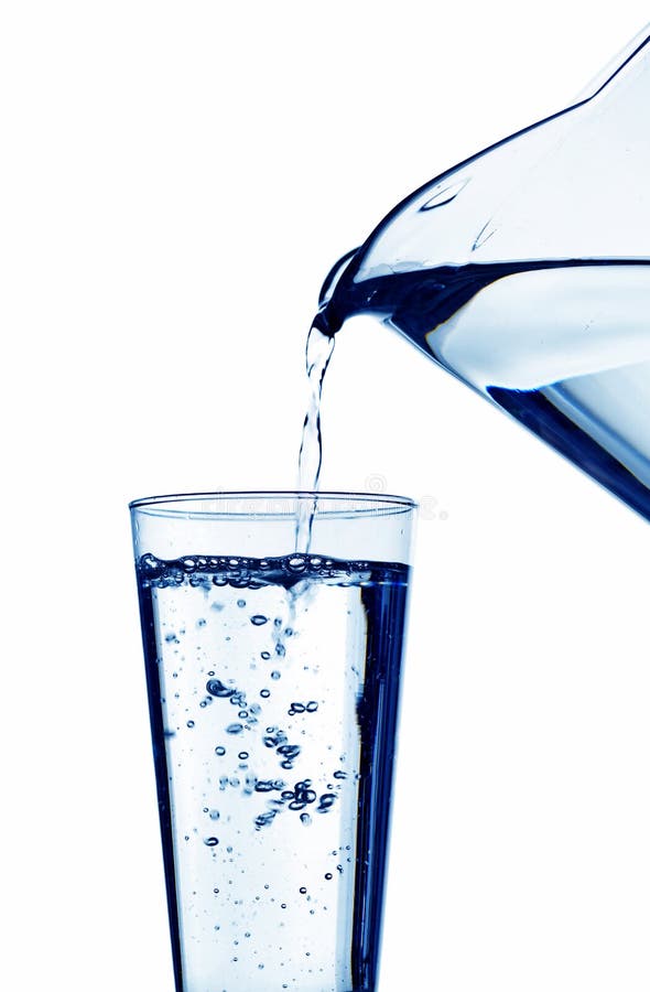 Wasser wird in ein Glas Wasser gefüllt