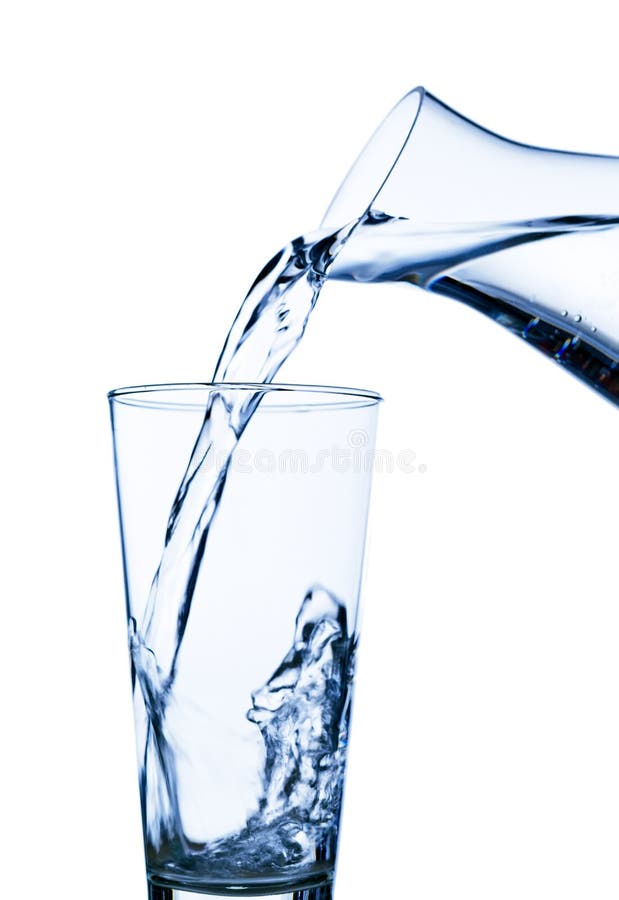 Wasser wird in ein Glas Wasser gefüllt
