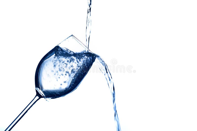 Wasser wird in ein Glas Wasser gefüllt stockfotografie Wasser wird in ein Glas Wasser gefüllt stockfotografie