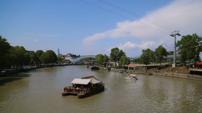 Wasserausflug auf der Kura in Tiflis, Georgia, Brücke des Friedens auf Hintergrund