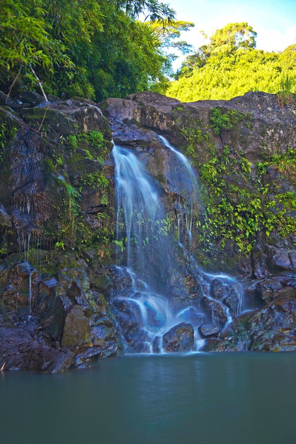 Wasserfall auf der Straße zu Hana Maui Hawaii lizenzfreie stockfotos Wasserfall auf der Straße zu Hana Maui Hawaii lizenzfreie stockfotos