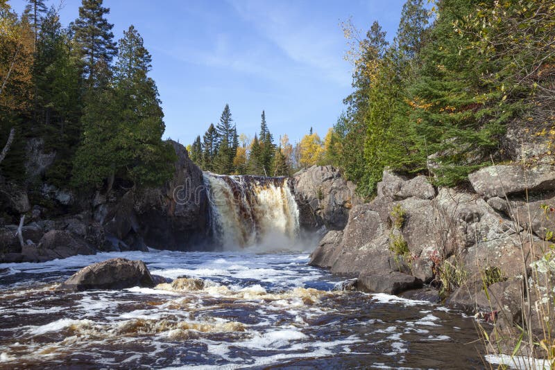 Wasserfall auf einem Fluss 0n das Nordufer von Minnesota im Herbst
