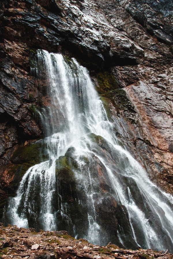 Wasserfall in den felsigen Bergen von Abchasien stockbild Wasserfall in den felsigen Bergen von Abchasien stockbild