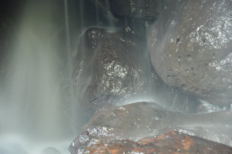 Wasserfall in der Höhle hinter Felsen im Wald stockbilder Wasserfall in der Höhle hinter Felsen im Wald stockbilder