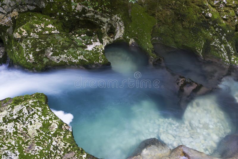 Wasserfall in der Schlucht Chernigovka lizenzfreie stockbilder Wasserfall in der Schlucht Chernigovka lizenzfreie stockbilder