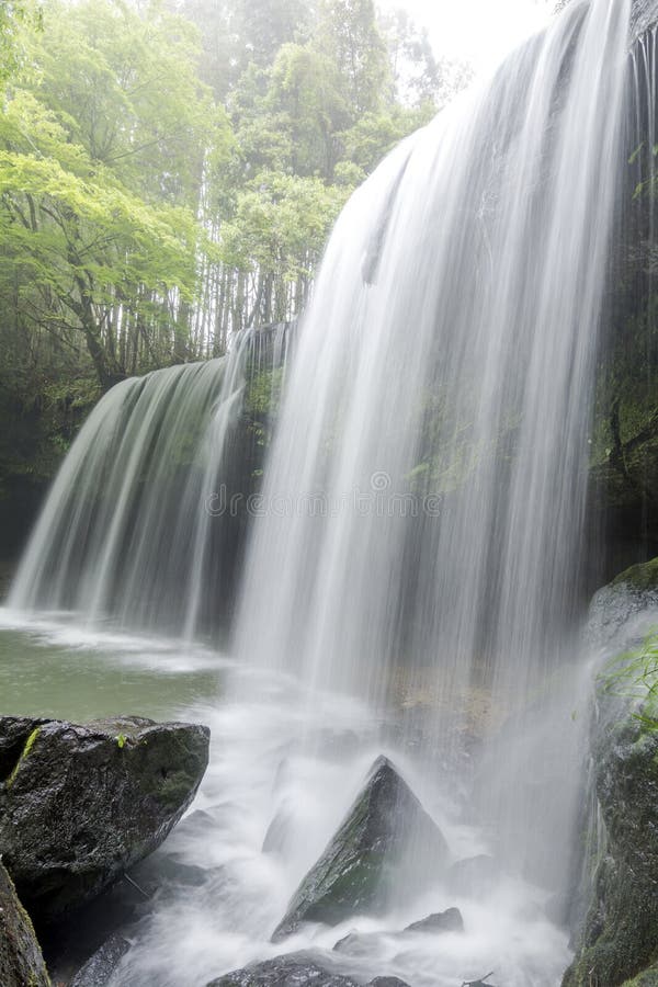 Wasserfall in der vertikalen Zusammensetzung stockfotografie Wasserfall in der vertikalen Zusammensetzung stockfotografie