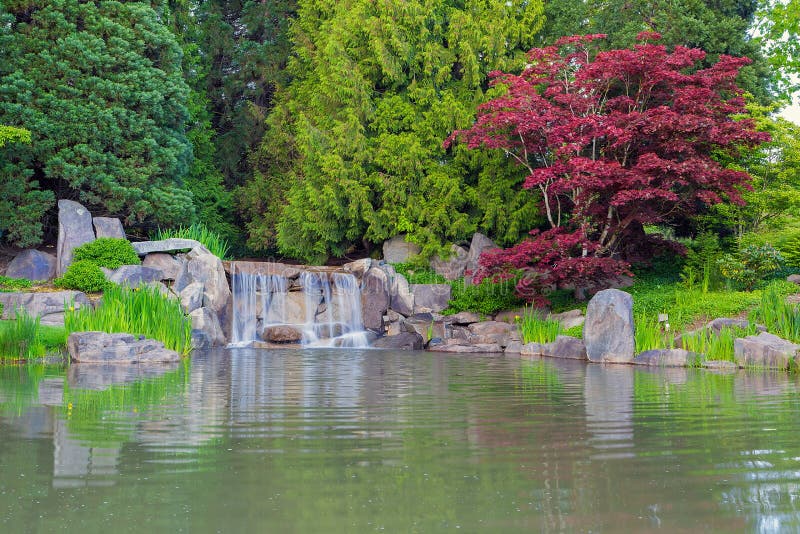 Wasserfall durch den See stockfotos Wasserfall durch den See stockfotos